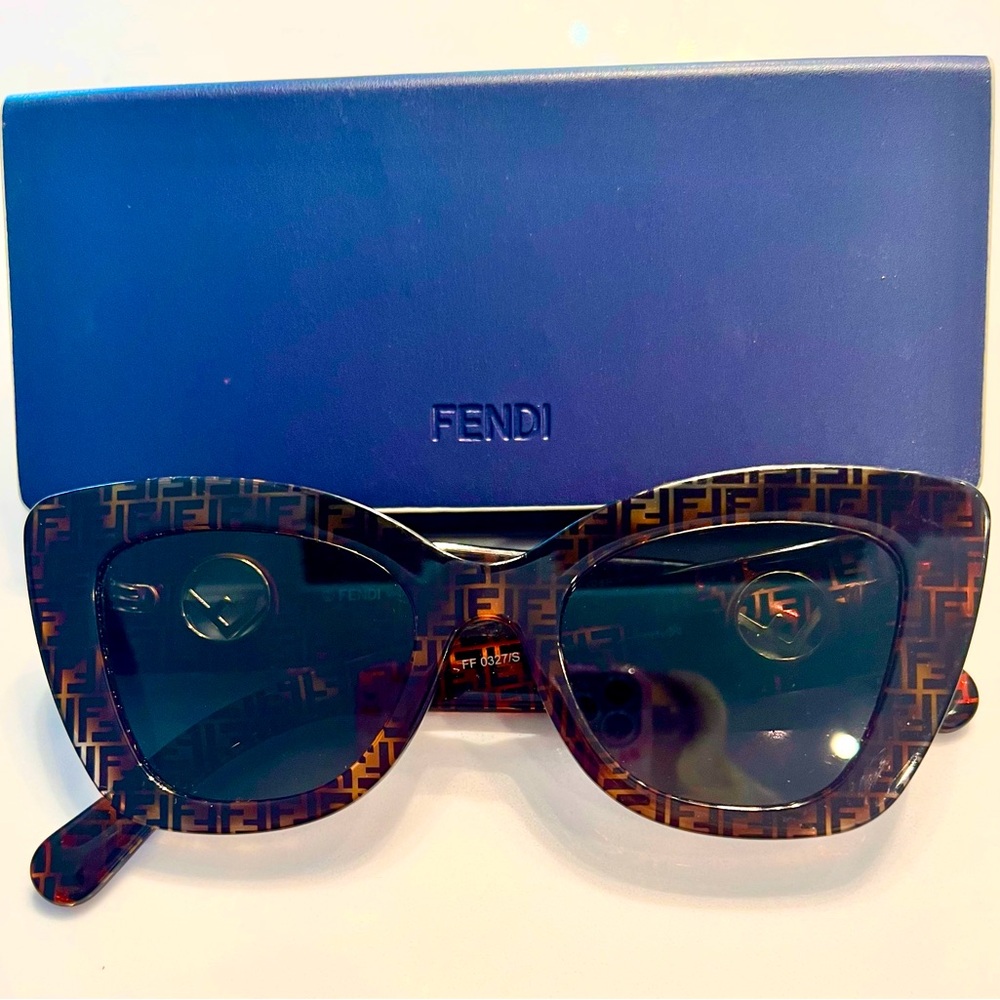 Fendi sunglasses EUC no scratches no callouts comes with case
